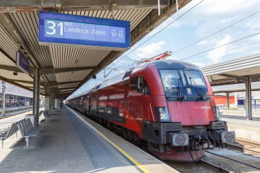 Innsbruck, Avusturya - 1 Ağustos 2020 BB Demiryolu lokomotif treni Innsbruck ana tren istasyonu sterreichische Bundesbahnen, Avusturya.