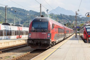 Innsbruck, Avusturya - 1 Ağustos 2020 BB Demiryolu Treni Innsbruck ana tren istasyonu Sterreichische Bundesbahnen, Avusturya.