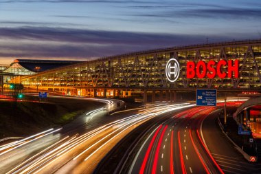 Stuttgart, Almanya 11 Ocak 2020 Stuttgart Fuar Fuarı Fuar Fuarı A8 otoyolu Messe Bosch Parkhaus 'un Almanya' daki otoparkı.