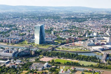 Frankfurt, Almanya - 27 Mayıs 2020 ECB Avrupa Merkez Bankası gökdeleni gökdelen fotoğrafı Almanya 'nın ana nehir köprüsü kenti.