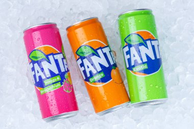 Stuttgart, Almanya - 17 Ocak 2021 Fanta limonata meşrubatları Almanya 'da Stuttgart' ta buz küplerinde.