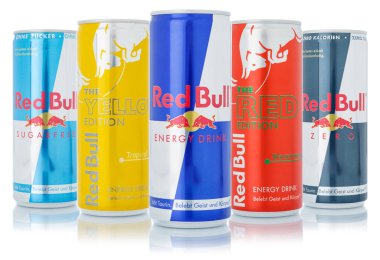 Stuttgart, Almanya - 15 Ocak 2021 Red Bull Energy, Almanya 'nın Stuttgart şehrinde beyaz bir arka planda izole edilmiş limonata ile limonata içti..