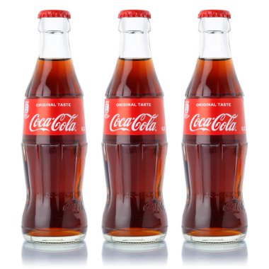 Stuttgart, Almanya - 8 Ocak 2021 Coca Cola-Cola limonatalı meşrubat şişeleri Almanya 'nın Stuttgart kentindeki beyaz arka planda izole edildi..