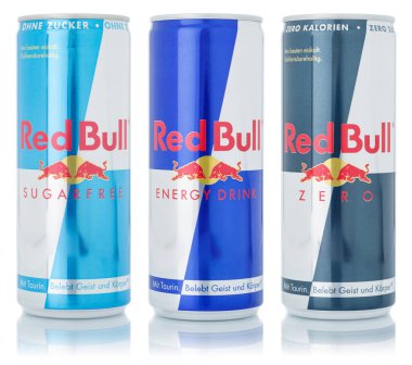 Stuttgart, Almanya - 15 Ocak 2021 Red Bull Energy, Almanya 'nın Stuttgart şehrinde beyaz bir arka planda izole edilmiş limonata ile limonata içti..