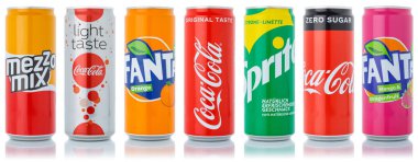 Stuttgart, Almanya - 11 Ocak 2021 Coca-Cola Coca-Cola Fanta Sprite ürünleri, Almanya 'nın Stuttgart kentindeki beyaz arka planda izole edilmiş konserve kutularda limonata..