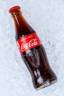 Stuttgart, Almanya - 17 Ocak 2021 Coca Cola-Cola limonata alkolsüz içecek buz küpleri portresi Almanya 'da Stuttgart formatında.