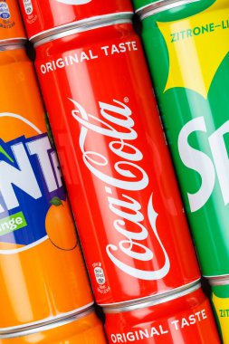 Stuttgart, Almanya - 17 Ocak 2021 Coca-Cola Coca-Cola Fanta Sprite ürünleri limonata alkolsüz içecekler Almanya 'da Stuttgart' ta konserve portresi formatında.