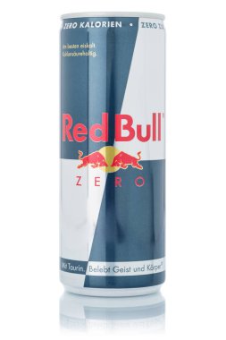 Stuttgart, Almanya - 15 Ocak 2021 Red Bull Enerji Sıfır limonata meşrubat tenekesi Almanya 'da Stuttgart' ta beyaz bir arka planda izole.