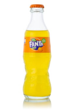 Stuttgart, Almanya - 8 Ocak 2021 Fanta portakallı limonata meşrubat şişesi Almanya 'nın Stuttgart kentindeki beyaz arka planda izole edilmiş.