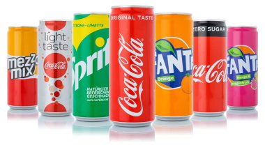 Stuttgart, Almanya - 11 Ocak 2021 Coca-Cola Coca-Cola Fanta Sprite ürünleri, Almanya 'nın Stuttgart kentindeki beyaz arka planda izole edilmiş konserve kutularda limonata..