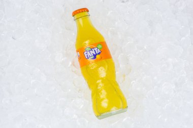 Stuttgart, Almanya - 17 Ocak 2021 Fanta portakallı limonata meşrubat şişesi buzları Almanya 'da Stuttgart' ta.