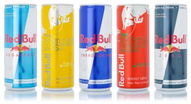 Stuttgart, Almanya - 15 Ocak 2021 Red Bull Energy, Almanya 'nın Stuttgart kentindeki beyaz arka planda izole edilmiş limonata kutularında limonata içti..