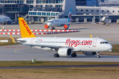 Stuttgart, Almanya - 19 Aralık 2020 Pegasus Airbus A320neo uçağı Almanya 'daki Stuttgart Havalimanı' nda. Airbus, Toulouse, Fransa merkezli bir Avrupalı uçak üreticisi..