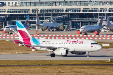 Stuttgart, Almanya - 19 Aralık 2020 Eurowings Airbus A319 uçağı Almanya 'daki Stuttgart Havalimanı' nda. Airbus, Toulouse, Fransa merkezli bir Avrupalı uçak üreticisi..