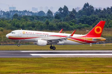 Chengdu, Çin - 22 Eylül 2019 Chengdu Airlines Airbus A320 uçağı Chengdu Havaalanı 'nda (CTU). Airbus, Toulouse, Fransa merkezli bir Avrupalı uçak üreticisi..
