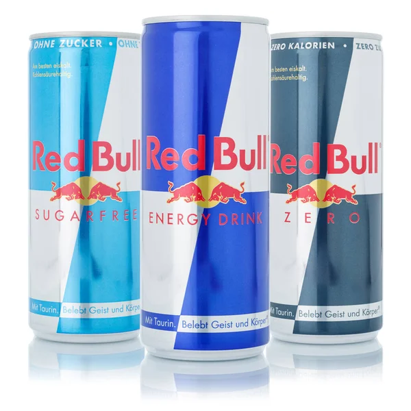 Stuttgart, Almanya - 15 Ocak 2021 Red Bull Energy, Almanya 'nın Stuttgart şehrinde beyaz bir arka planda izole edilmiş limonata ile limonata içti..