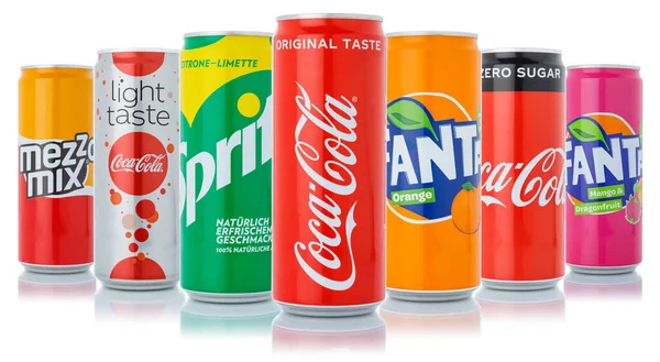 Stuttgart, Almanya - 11 Ocak 2021 Coca-Cola Coca-Cola Fanta Sprite ürünleri, Almanya 'nın Stuttgart kentindeki beyaz arka planda izole edilmiş konserve kutularda limonata..