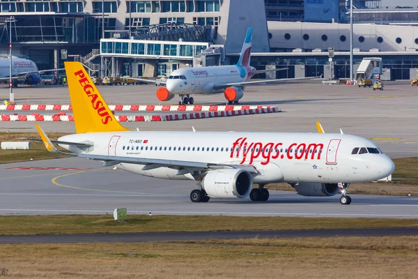 Stuttgart, Almanya - 19 Aralık 2020 Pegasus Airbus A320neo uçağı Almanya 'daki Stuttgart Havalimanı' nda. Airbus, Toulouse, Fransa merkezli bir Avrupalı uçak üreticisi..