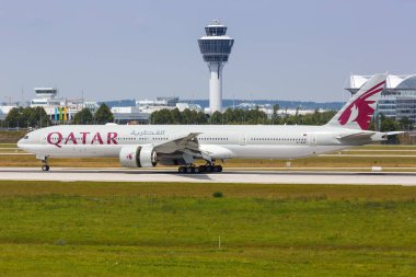 Münih, Almanya - 20 Temmuz 2019 Katar Havayolları Boeing 777-300ER uçağı Münih Havaalanı 'nda (MUC). Boeing, merkezi Chicago 'da bulunan bir Amerikan uçak üreticisi..