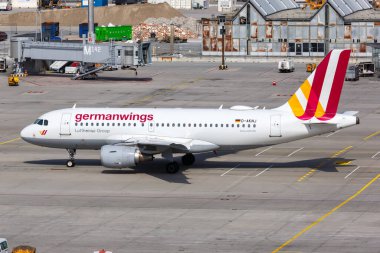 Münih, Almanya - 26 Temmuz 2019 Germanwings Airbus A319 Münih Havaalanı (MUC). Airbus, Toulouse, Fransa merkezli bir Avrupalı uçak üreticisi..