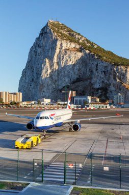 Cebelitarık - 30 Temmuz 2018 British Airways Airbus A320 uçağı Gibraltar Havaalanı 'nda (GIB). Airbus, Toulouse, Fransa merkezli bir Avrupalı uçak üreticisi..