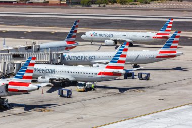 Phoenix, Arizona - 8 Nisan 2019 American Airlines Airbus uçakları Phoenix Havaalanı 'nda (PHX). Airbus, Toulouse, Fransa merkezli bir Avrupalı uçak üreticisi..