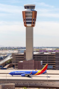 Phoenix, Arizona - 8 Nisan 2019 Güneybatı Havayolları Boeing 737-800 uçağı, Phoenix Havaalanı 'nda (PHX). Boeing, merkezi Chicago 'da bulunan bir Amerikan uçak üreticisi..