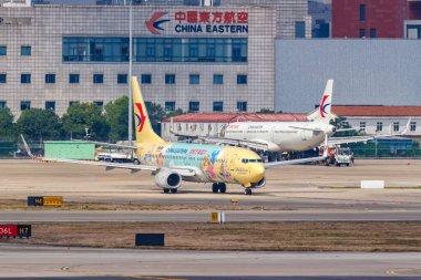Şangay, Çin - 28 Eylül 2019 China Eastern Airlines Boeing 737-800 uçakları Duffy ve Arkadaşları ile birlikte Çin 'deki Şangay Hongqiao Havaalanı' nda (SHA) özel bir havaalanı..