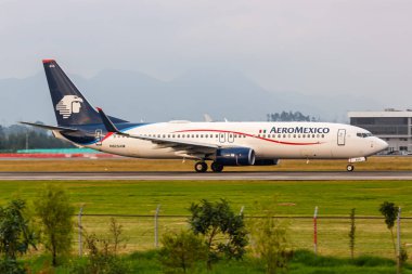 Bogota, Kolombiya - 30 Ocak 2019 AeroMexico Boeing 737-800 uçağı Kolombiya 'daki Bogota havaalanında (BOG). Boeing, merkezi Chicago 'da bulunan bir Amerikan uçak üreticisi..
