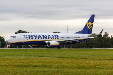 Southend, Birleşik Krallık - 7 Temmuz 2019 Ryanair Boeing 737-800 uçağı Londra Southend havaalanında (SEN). Boeing, merkezi Chicago 'da bulunan bir Amerikan uçak üreticisi..