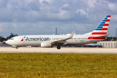 Miami, Florida - 6 Nisan 2019 Amerikan Havayolları Boeing 737-800 uçağı Miami Havaalanı 'nda (MIA). Boeing, merkezi Chicago 'da bulunan bir Amerikan uçak üreticisi..
