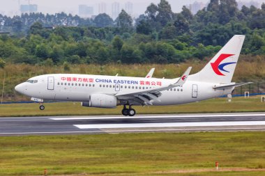 Chengdu, Çin - 22 Eylül 2019 China Eastern Airlines Boeing 737-700 uçağı Chengdu Shuangliu havaalanında (CTU). Boeing, merkezi Chicago 'da bulunan bir Amerikan uçak üreticisi..