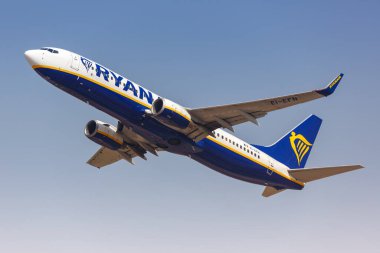 Tel Aviv, İsrail - 24 Şubat 2019 Ryanair Boeing 737-800 uçağı Tel Aviv havaalanında (TLV). Boeing, merkezi Chicago 'da bulunan bir Amerikan uçak üreticisi..