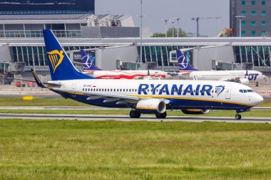 Varşova, Polonya - 27 Mayıs 2019 Ryanair Sun Boeing 737-800 uçağı, Varşova Warszawa havaalanında (WAW). Boeing, merkezi Chicago 'da bulunan bir Amerikan uçak üreticisi..