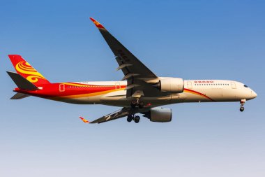 Pekin, Çin - 1 Ekim 2019 Hainan Airlines Airbus A350-900 uçağı Pekin Capital Havalimanı 'nda (PEK). Airbus, Toulouse, Fransa merkezli bir Avrupalı uçak üreticisi..