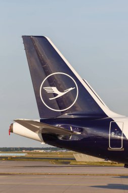 Frankfurt, Almanya - 27 Mayıs 2020 Lufthansa Airbus Logo uçak kuyruğu Frankfurt havaalanı.