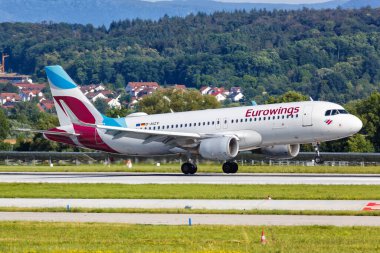 Stuttgart, Almanya - 9 Temmuz 2020 Eurowings Airbus A320 uçağı Almanya 'daki Stuttgart Havalimanı' nda. Airbus, Toulouse, Fransa merkezli bir Avrupalı uçak üreticisi..