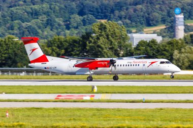 Stuttgart, Almanya - 9 Temmuz 2020 Avusturya Hava Yolları Bombardıman uçağı DHC-8-400 Almanya 'daki Stuttgart Havaalanı' nda (STR).