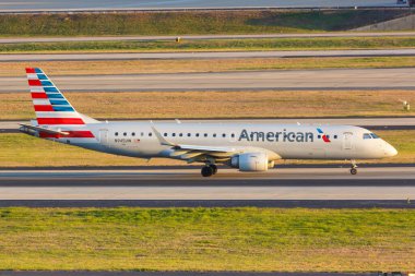 Atlanta, Georgia - 2 Nisan 2019 Amerikan Hava Yolları Embraer 190 uçağı Atlanta Havaalanı 'nda (ATL).
