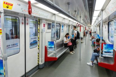 Guangzhou, Çin - 23 Eylül 2019 Metro treni Guangzhou Baiyun Havaalanı 'nda (CAN).
