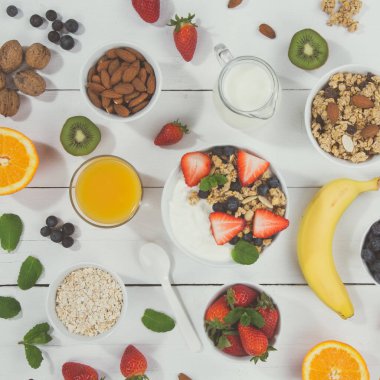 Çilekli yoğurt, meyve, kaşık, kaşık, kâse sağlıklı ahşap bir karede yoğurt yiyor.