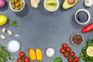 Sağlıklı vejetaryen gıdaları temiz, vejetaryen organik yiyecekleri bir kopya uzayda yiyor.