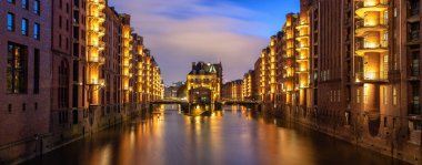 Hamburg Wasserschloss Şatosu Speicherstadt panoramik manzarası Almanya 'da gece