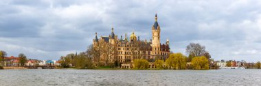 Schwerin Şatosu Schweriner Schloss Parlamento Hükümeti Mecklenburg-Vorpommern Almanya 'nın tarihi manzarası