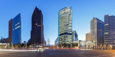 Berlin Skyline Potsdamer Platz Meydanı. Almanya 'da gece manzarası.