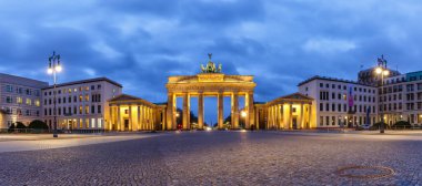 Berlin Brandenburger Tor Brandenburg Kapısı Almanya 'da gece mavi saat panoramik manzara alacakaranlık