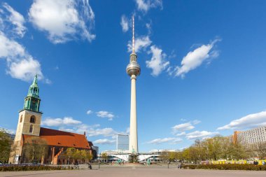 Berlin Skyline TV kulesi Alexanderplatz Alexander Meydanı Almanya 'nın simgesi