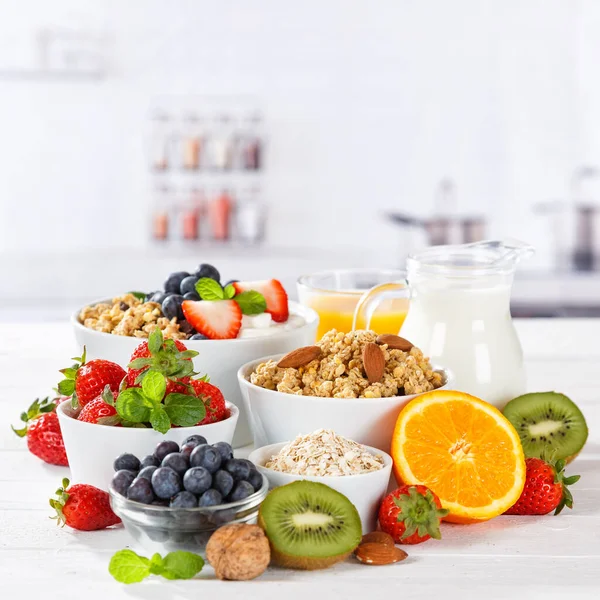 Υγιεινό Πρωινό Φράουλα Γιαούρτι Φρουτιέρα Μπολ Κατσαρόλα Τρώει Γιαούρτι Τροφίμων — Φωτογραφία Αρχείου