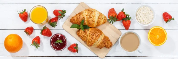 Croissant Snídaně Croissants Pomerančový Džus Káva Jídlo Dřevěné Desky Shora — Stock fotografie