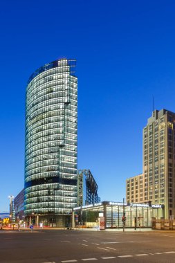 Berlin Skyline Potsdamer Platz kare portre biçimi Almanya 'da geceleri